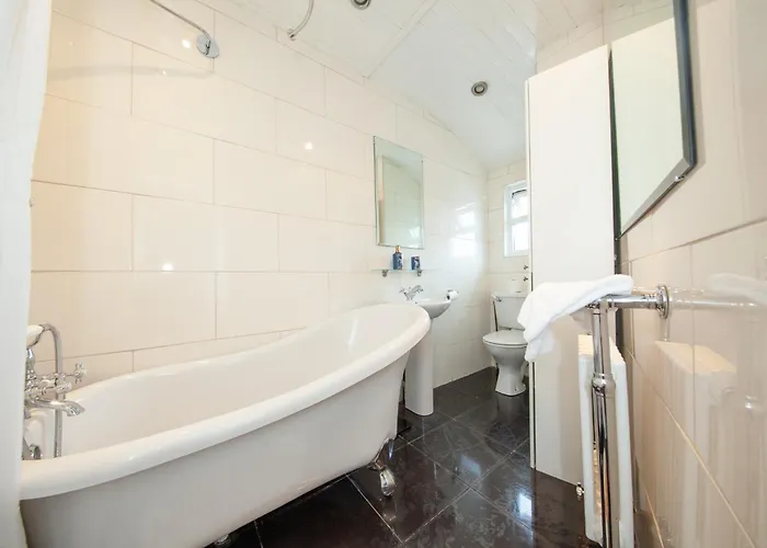 Amazing 2bdr House Close To The August Deals