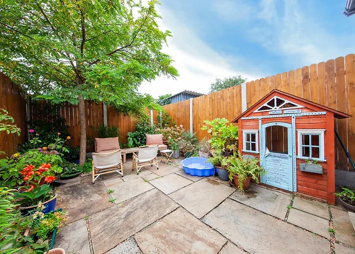 Amazing 2bdr House Close To The August Deals