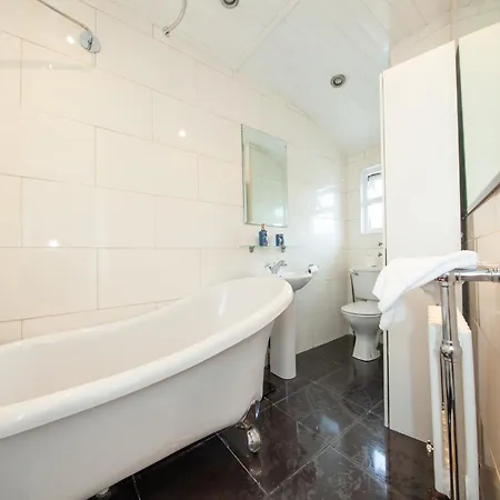 Amazing 2bdr House Close To The August Deals